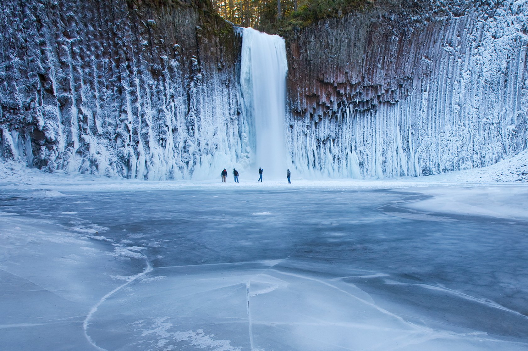 cascada hielo invierno gente