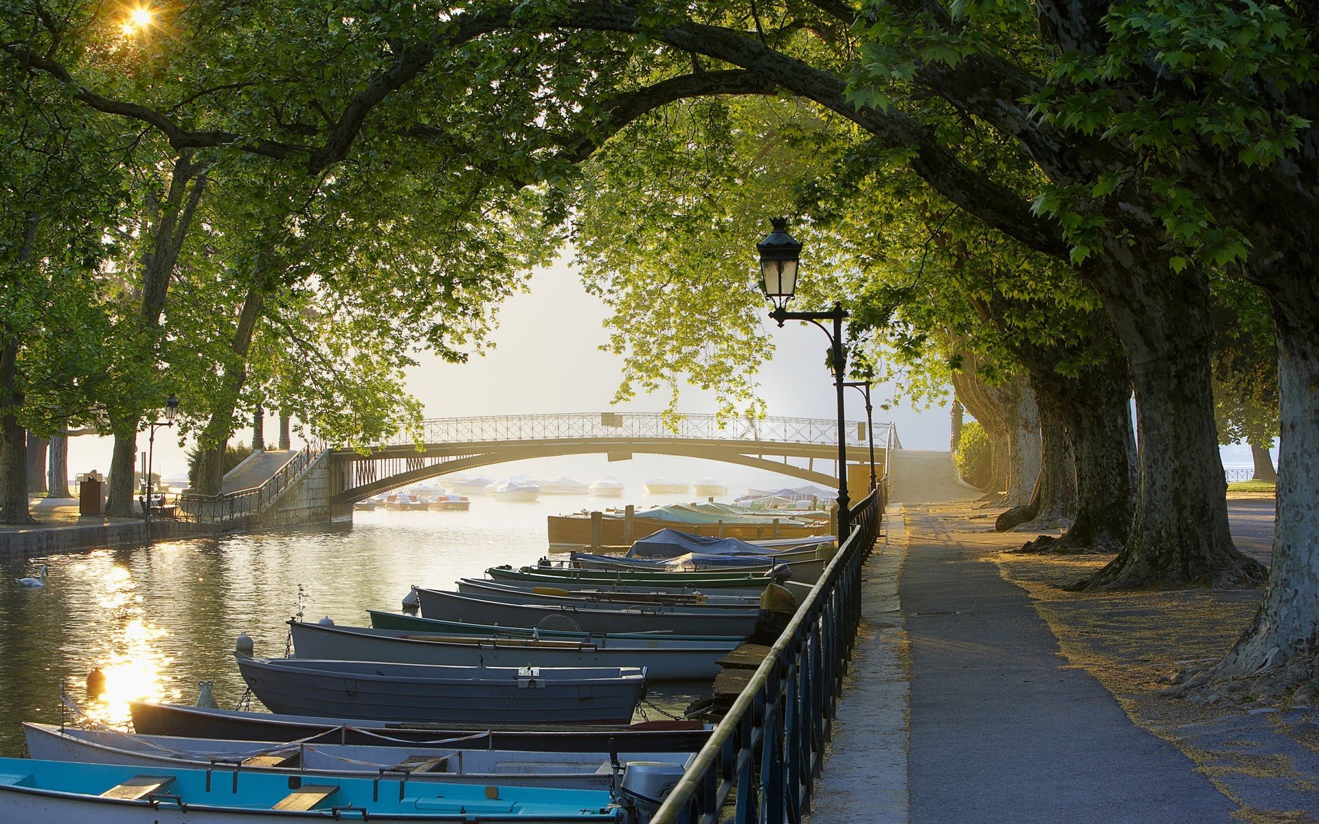 frankreich kanal allee boote brücke bäume