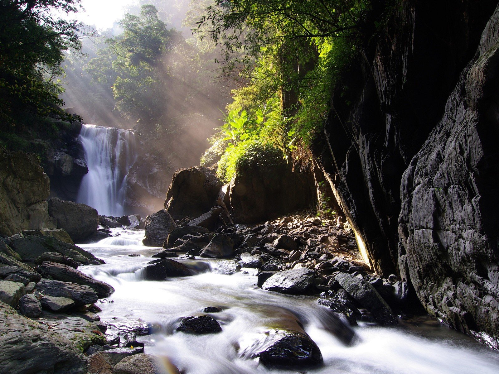 pietre fiume cascata