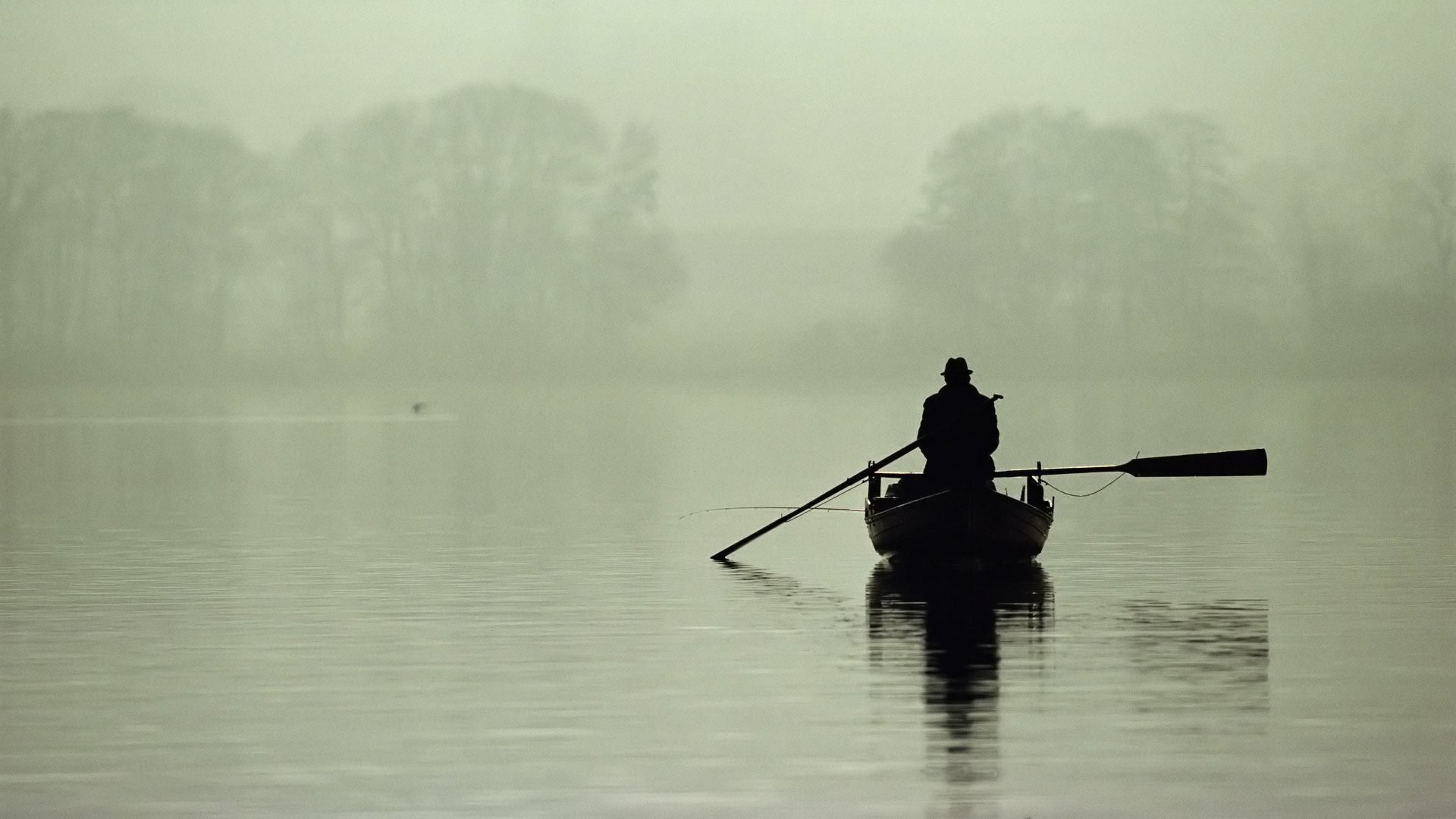 matin brouillard lac bateau pêcheur