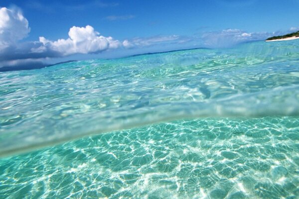 Mar azul cielo y nubes