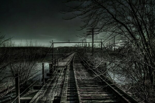 Ferrocarril sombrío junto al río