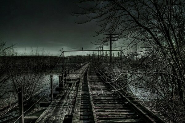 Мрачная железная дорога у реки