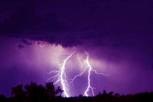 Ein helles Gewitter erhellt die Nacht