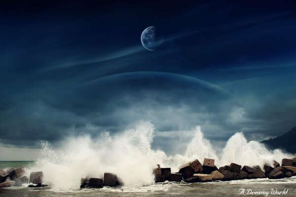 Les vagues se brisent sur les rochers de la hauteur de la lune