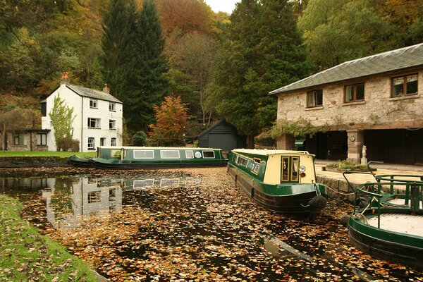 Bateaux sur la rivière dans une petite ville