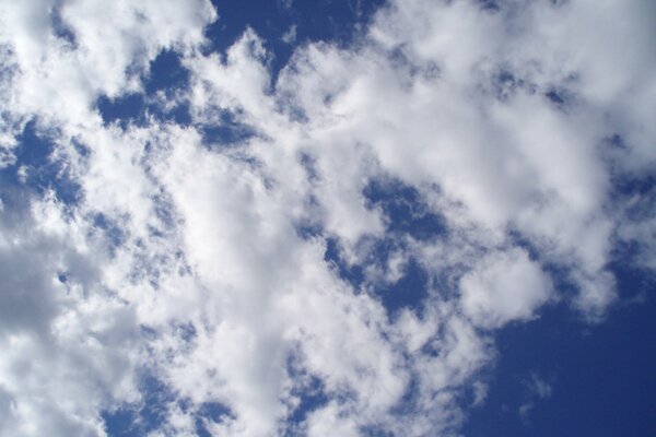 Miękkie, białe chmury na błękitnym niebie w letni dzień