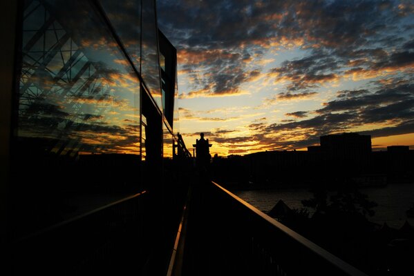 Brücke im Hintergrund des Sonnenuntergangs