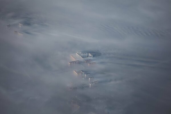 Une photo de la maison à vol d oiseau à travers le brouillard