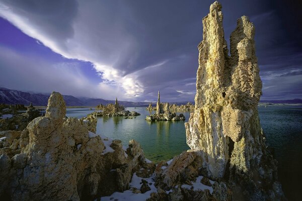 Rocce nella neve in riva al mare