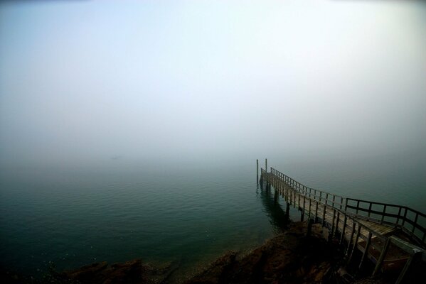 Mattina nebbiosa, molo Marino