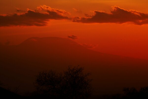 Puesta de sol roja en el valle de las montañas