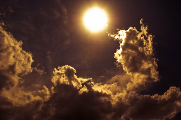 Nuages. Soleil brillant à cause des nuages