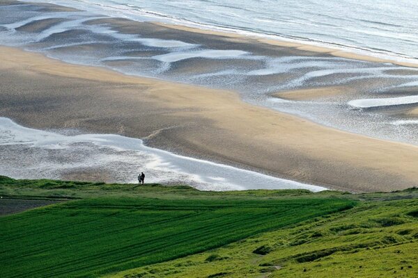 Prados verdes junto al mar