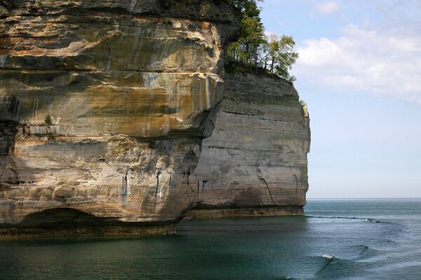 Mer calme baignant une falaise