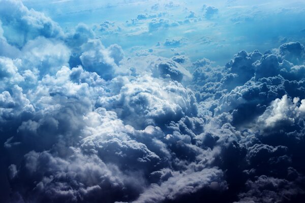 Gefiederte Wolken am blauen Himmel