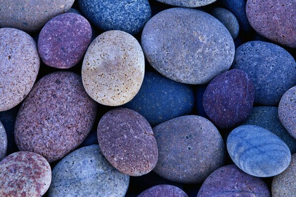 Blaue und violette Kieselsteine
