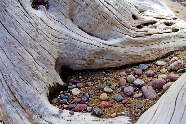 Piedras multicolores en la arena