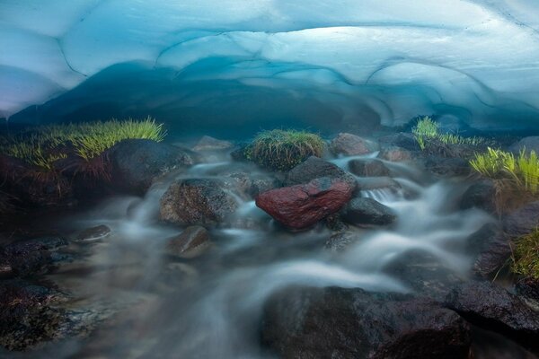 Un arroyo bajo una capa de hielo