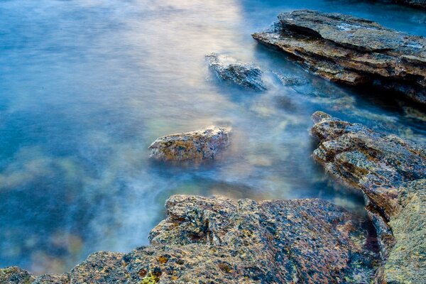 Bahía azul junto a las piedras