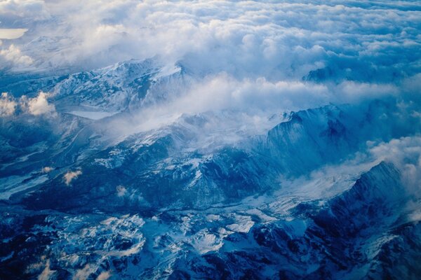 Montaña. Nubes azules. Imagen