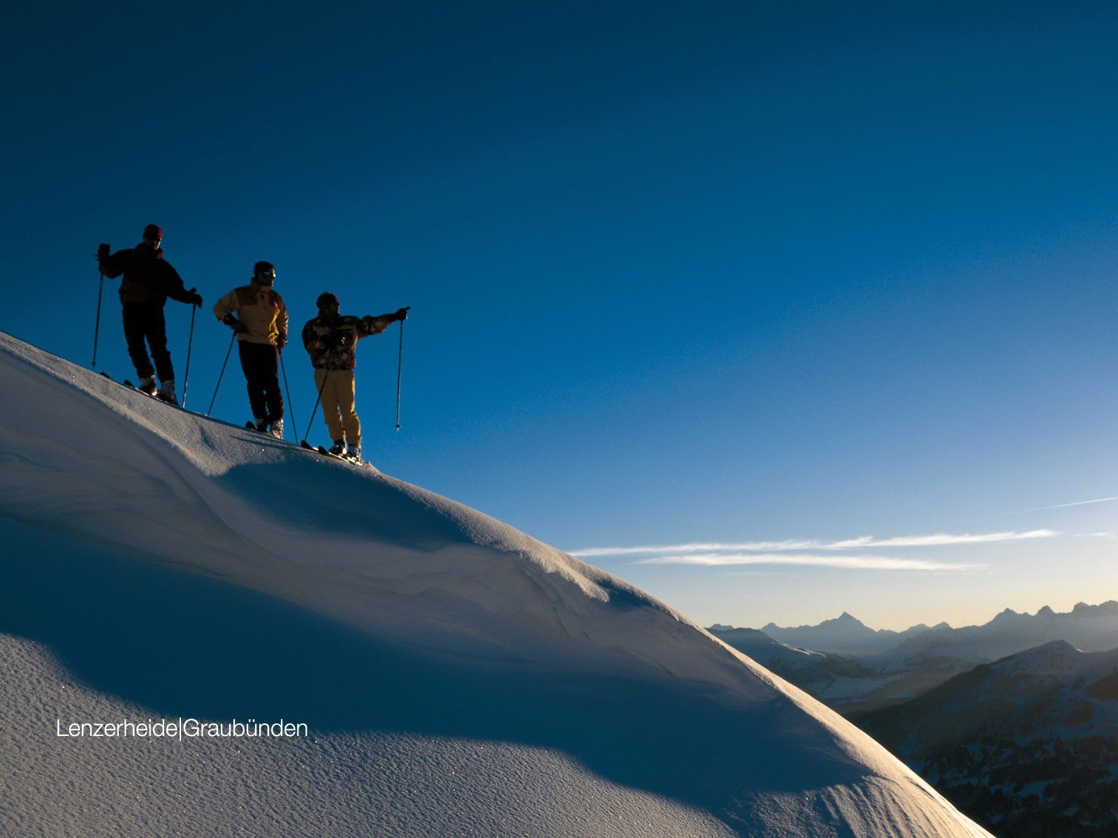 skieurs montagnes neige