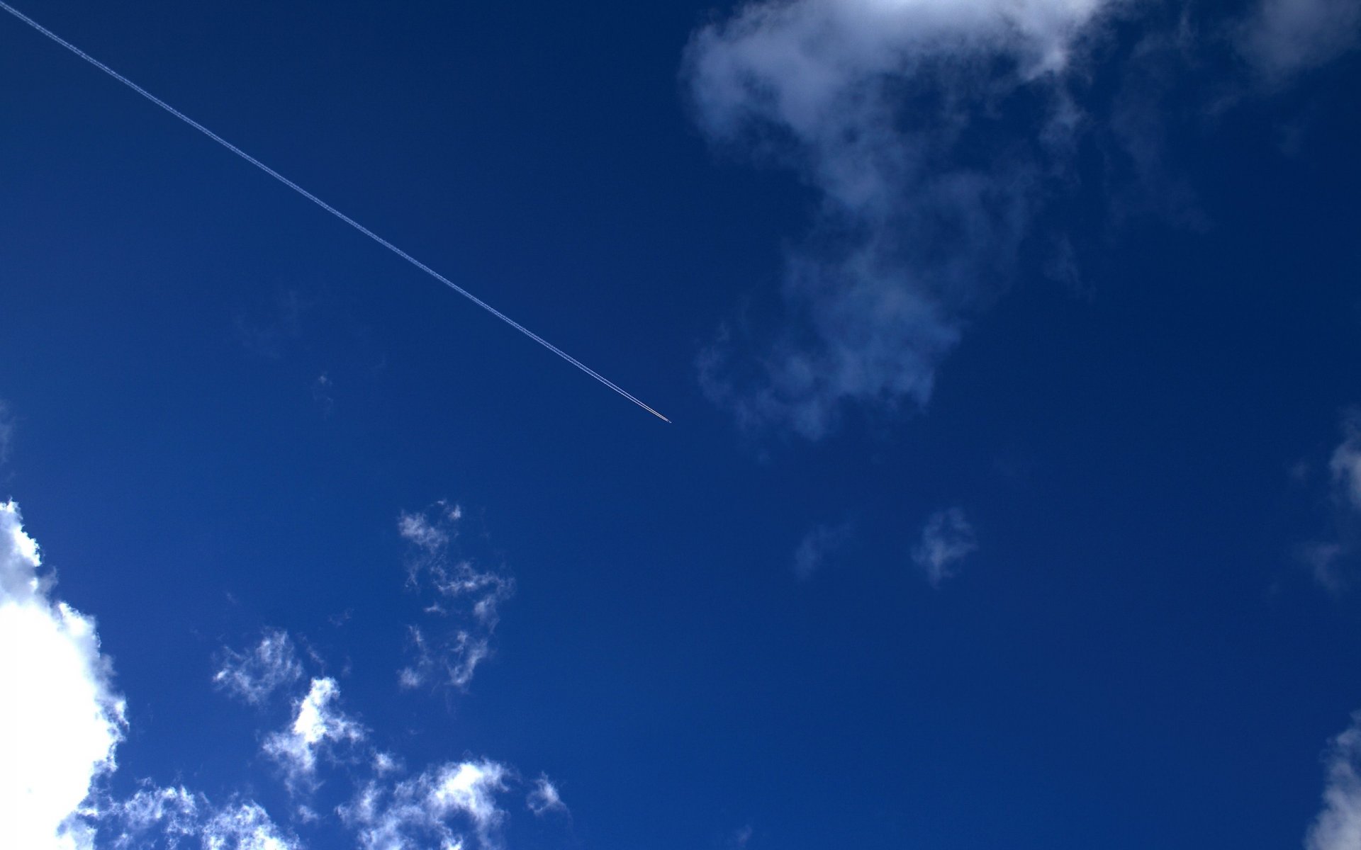 avión pista nubes cielo