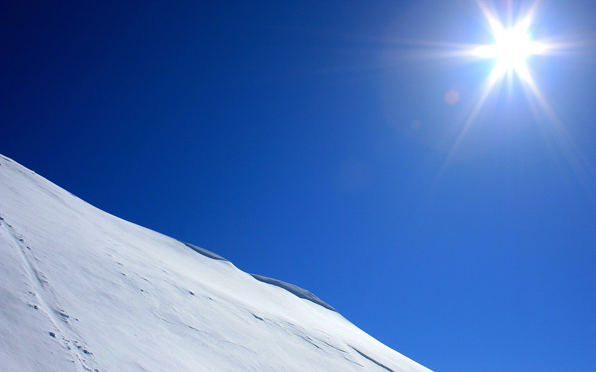 schnee hang sonne blau