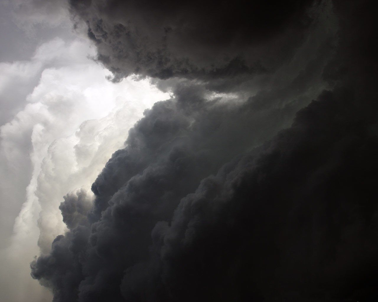 wolken weiß schwarz