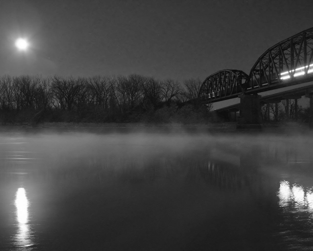 pont brouillard nuit noir et blanc