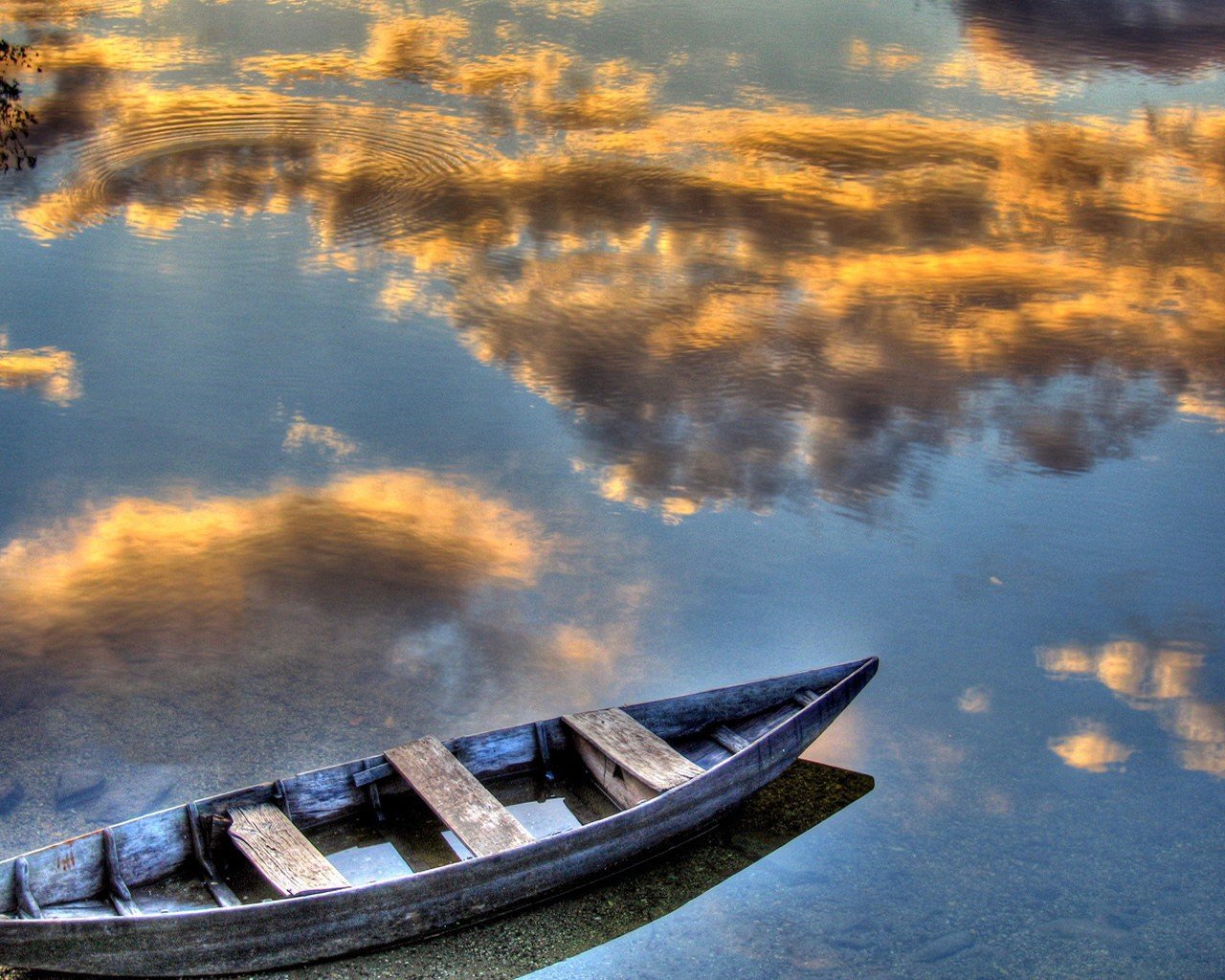 bateau réflexion nuages