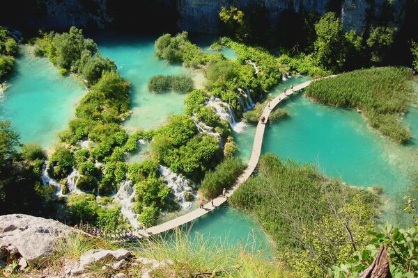 La gente cammina lungo il sentiero sopra il lago