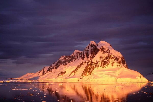 Montaña fría a la luz del atardecer