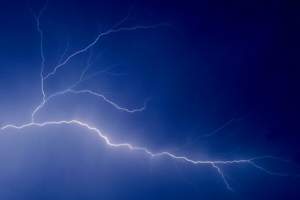 Blitzschlag am azurblauen Himmel