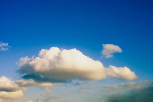Weiße flauschige Wolke am blauen Himmel