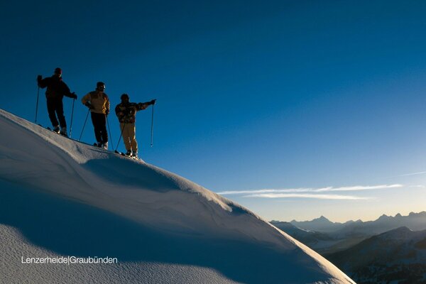 Vacances d hiver dans les montagnes enneigées