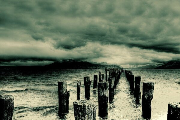 Pilastri in acqua in una tempesta