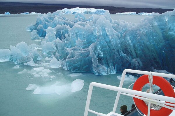 Zdjęcie ze statku z kołem ratunkowym na tle lodu wokół