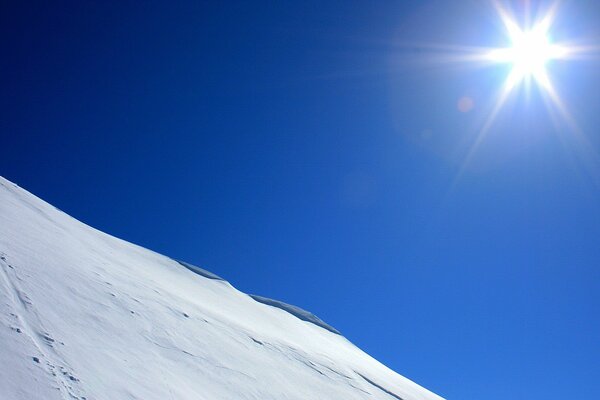 Pente bleue en hiver au soleil