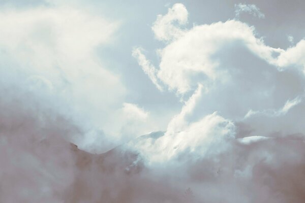 Les nuages enveloppent les montagnes