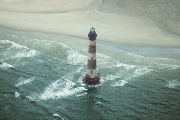 Faro en el mar sobre las olas