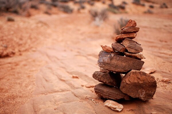 Pirámide de piedras en el Suelo de piedra