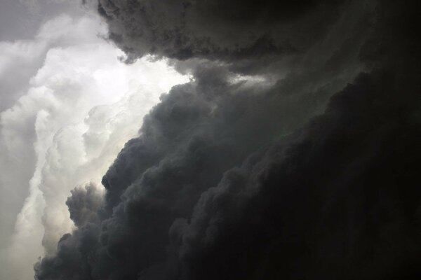 Cielo tormentoso cerrado por nubes blancas y negras