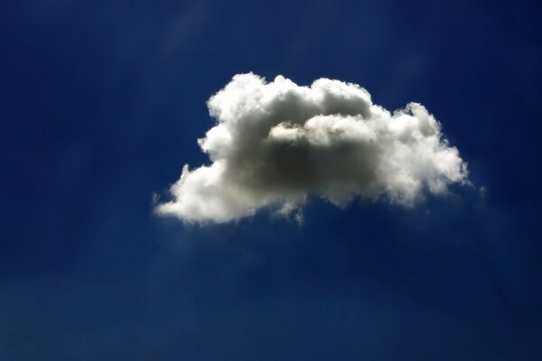 Eine einsame Wolke am blauen Himmel