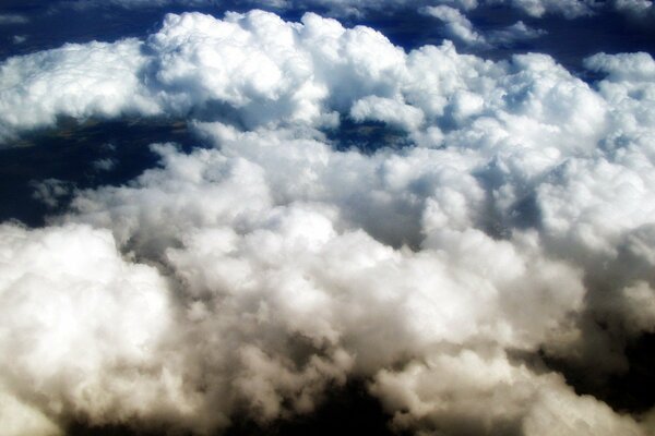 W Locie nad białymi chmurami cumulus