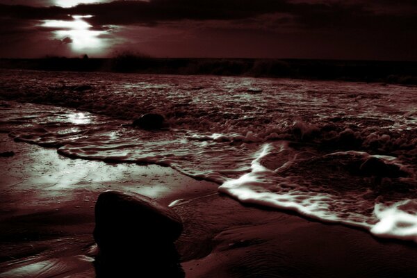 Foto atmosférica de una playa de arena en sepia