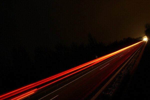 Piste au néon de la route de nuit