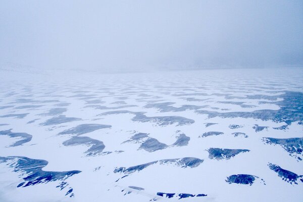 Beau paysage de beaucoup de neige et de glace en hiver