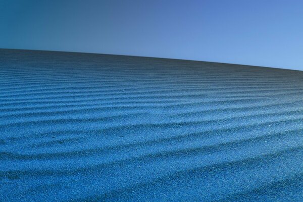 Sable bleu du désert avec un ciel dégagé