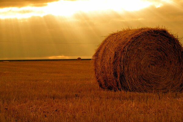 Puesta de sol pajar en el campo